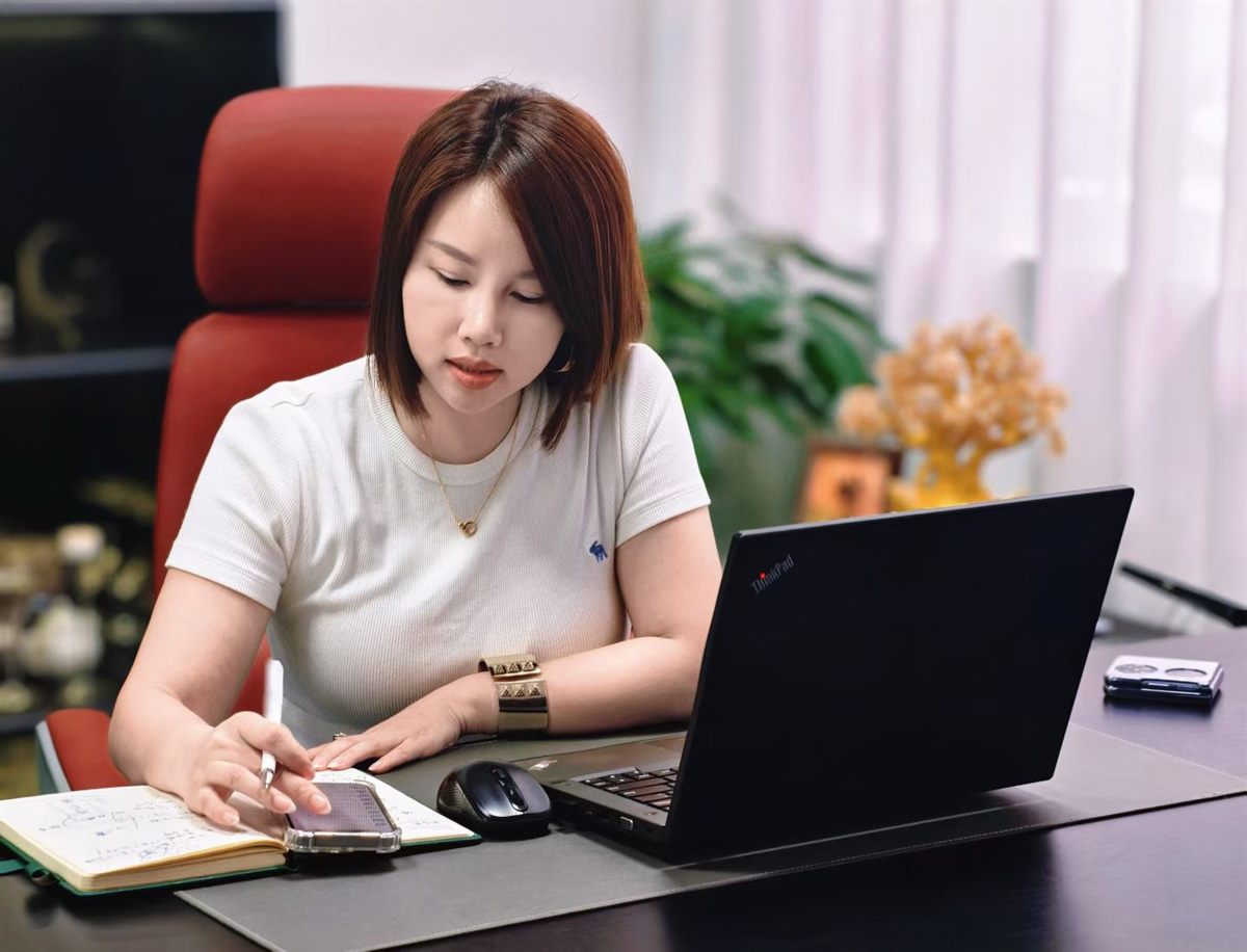 An executive working at their desk in the AIGUMEX office